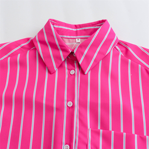 เสื้อเชิ้ตผู้หญิงแฟชั่นฤดูใบไม้ผลิและฤดูใบไม้ร่วงแบบสั่งทำพิเศษ สีแดงกุหลาบ ลายทาง แขนยาวทรงแร็กแลน ผ้าโพลีเอสเตอร์ สวมใส่สบายทรงหลวม ติดกระดุม - Product Image 6