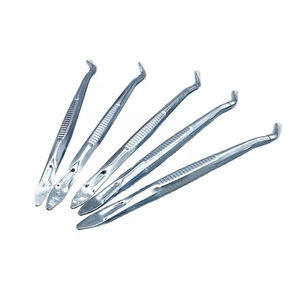 Pince de cuisine professionnelle en acier inoxydable argenté, à angle standard, pour l'agencement des plats, la décoration de salades et la préparation culinaire, par Grip Surgical - Product Image 4