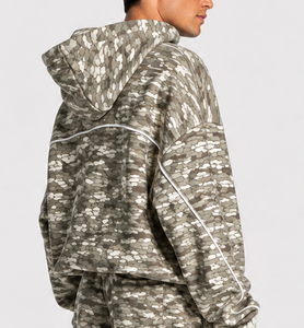 Sudadera con Capucha Personalizada para Hombre, Estilo Camuflaje con Líneas en Contraste, Corte Holgado, Estilo Urbano, Felpa de Algodón Premium, Sudadera Informal - Product Image 2