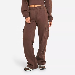 Sudadera corta de invierno para mujer, marrón, de tejido grueso y transpirable, con cremallera de un cuarto, y pantalones cargo a juego de largo completo. - Product Image 2