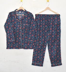 Ensemble de pyjama élégant en coton imprimé à la main avec chemise boutonnée et col cranté, pantalon assorti à coupe droite - Product Image 3