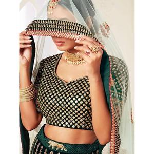 Impresionante desgaste de boda de terciopelo bordado verde Lehenga Choli - Product Image 5