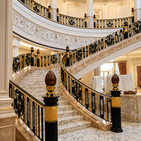 Fournisseur de balustrades d'escalier en fer forgé noir et or de luxe, balustrades de balcon ornées, garde-corps en marbre pour villas, palais et hôtels