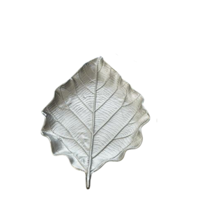 Plato decorativo vintage de metal con forma de hoja plateada, hecho a mano con patrón de planta grabado, para servir frutas y aperitivos. - Product Image 4