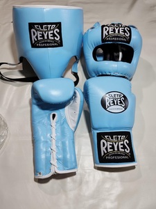 Guantes de Boxeo de Cuero Vacuno Premium Estilo Mexicano Cleto Reyes con Cierre de Cordones, Protector Nasal y Protector Inguinal - Product Image 1