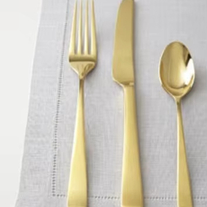 Couverts de style haute couture, créés pour des tables emblématiques inspirées des défilés. - Product Image 1