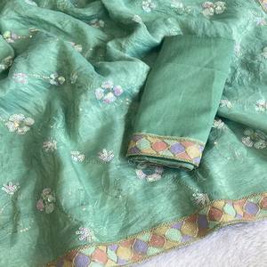 Vastra Cottage ส่าหรีผ้าไหมสีเขียวมิ้นท์สีทองปักเลื่อมลายดอกไม้และขอบหลายสี - Product Image 2