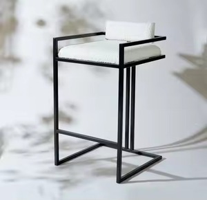 Chaise de bar et de coiffeuse populaire, édition export, avec revêtement en bouclette blanche et cadre carré noir, pour salon et coiffeuse - Product Image 1