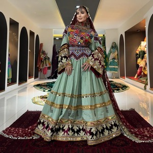 Robe Kuchi en velours menthe et bordeaux, fabriquée à la main, qualité supérieure, velours luxueux, tenue de fête ethnique - Product Image 3