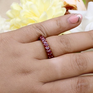 แหวนทองคำ 14k สีเหลืองประดับทับทิมรูปไข่ทรงโอวัลแบบเต็มวงจาก Memoria Jewels ขายส่ง - Product Image 6