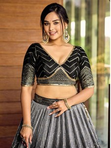 Ensemble Lehenga gris à sequins, style Banarasi, robe de soirée avec dupatta en tulle et chemisier à lacets pour mariage Sangeet - Product Image 4
