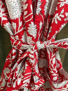 Bata Kimono de Algodón con Estampado Floral Rojo para Mujer |   Bata de Baño Transpirable con Cuello en V y Cordón Ajustable, Estampado Digital, Manga 3/4 |   Ligero para el Verano - Product Image 2