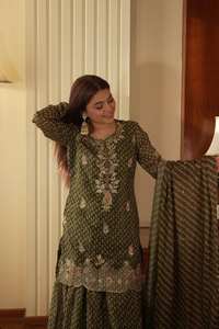 Kurti Chinon Estampado con Bordado Delantero y Trasero y Adornos de Diamantes, Conjunto Étnico para Mujer con Sarara a Juego y Dupatta con Bordado en el Borde - Product Image 2