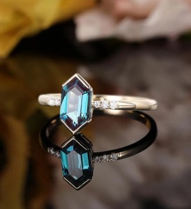 Bague de fiançailles en argent avec alexandrite taille hexagonale et pierre précieuse à changement de couleur, bague de mariage et de promesse géométrique de luxe pour femme - Product Image 2