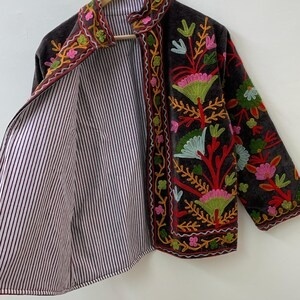 Veste en velours brodée Suzani pour femmes, veste courte florale, veste ethnique bohème d'hiver, faite à la main - Product Image 3