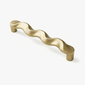 มือจับตู้ทองเหลืองดีไซน์ใบไม้ รุ่น TCM-1227 จาก Creative Metal แบบดึงได้อเนกประสงค์ ทนทาน ใช้สำหรับลิ้นชักและตู้เก็บของ - Product Image 2