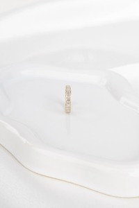 แหวนเพชรทรงเหลี่ยมมรกตเพาะเลี้ยงในห้องปฏิบัติการ 2.80 กะรัต แบบเต็มวง ประดับเพชรแบบ Bezel Set ดีไซน์เรียบหรู สามารถสวมซ้อนกับแหวนเพชรแบบอื่นได้ - Product Image 3