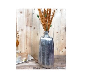 Nuevo Florero de Aluminio de Lujo con Diseño Contemporáneo para Decoración de Sala de Estar y Mesa - Product Image 1
