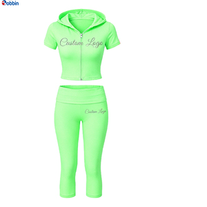 Conjuntos Deportivos para Mujer con Logotipo de Diamantes de Imitación, Chaqueta con Capucha de Manga Corta y Pantalones Capri, Ropa Deportiva para Chicas - Product Image 2