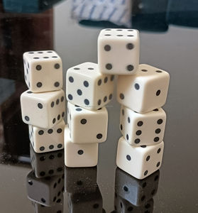 Dados Mini de Resina Negros y Blancos de 20 mm de Alta Calidad al por Mayor, D6 con Puntos Estándar - Product Image 3