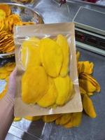 Gedroogde mangoschijfjes in papieren verpakking Zachte gedroogde mango in papieren zak Zachte gedroogde mangoschijfjes in milieuvriendelijke papieren zak