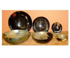 Bol de service en corne, article très vendu, design moderne et écologique, tons bruns, finition polie, design minimaliste, décoration pour fêtes - Product Image 1
