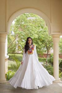 ชุดเดรสยาวแบบ Anarkali สำหรับผู้หญิง ผ้าเรยอนลายชนเผ่า ตกแต่งด้วยงานปักดิ้น Kutchi Gamthi ประดับกระจกและลูกไม้ Kodi บริเวณคอเสื้อ - Product Image 3