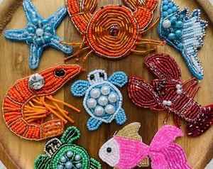 Broche de cuentas hecho a mano, diseño floral, para damas, al mejor precio. - Product Image 4