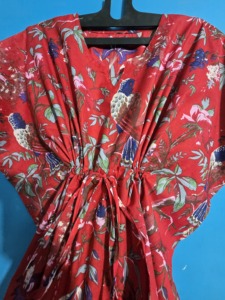 Robe d'été bohème légère et respirante en coton indien imprimé oiseaux rouges pour femmes - Product Image 4