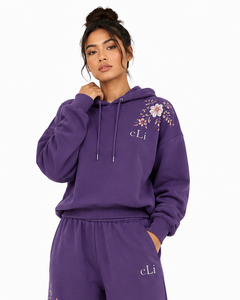 Ensemble de survêtement deux pièces personnalisé pour femme avec haut à capuche à cordon de serrage, détails floraux DTG, pantalon coupe ample, survêtement décontracté – Fabricant - Product Image 3