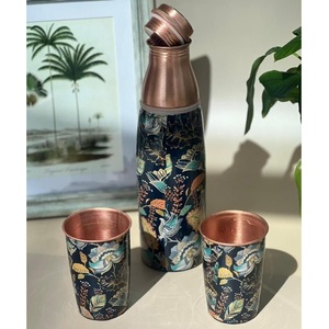 Botella de agua de cobre con diseño floral, cuerpo ergonómico, tapa y dos tazas, portátil para viaje. - Product Image 5