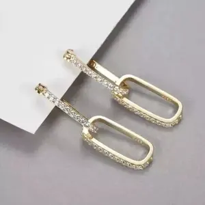 Pendientes de Plata de Ley con Moissanita de Corte Redondo de 2.50 Ct, con Engaste de Garra y Baño de Oro - Product Image 1