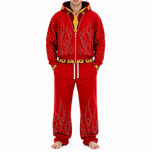 Conjunto de sudadera con capucha roja de dos piezas para hombre, con sudadera corta con cremallera y gráfico de diamantes de imitación, pantalones deportivos a juego, ropa informal de calle. - Product Image 2