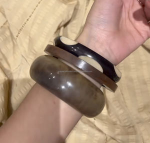 Brazalete de Resina Hecho a Mano con Patrón de Color Único, Joyería Perfecta para Niñas y Mujeres a Buen Precio - Product Image 1