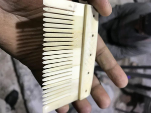 Peigne à cheveux en os naturel personnalisé, peigne à barbe, peigne de coiffage poli fait main pour usage professionnel et personnel - Product Image 6
