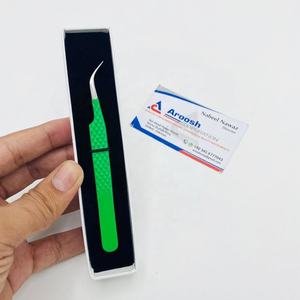 Pince à épiler professionnelle en acier inoxydable massif, courbe en J, avec pointe en fibre à prise diamantée, couleur verte, durable et éco-responsable, pour la vente en gros - Product Image 1