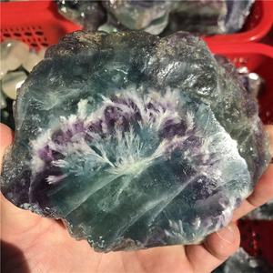 Vente en gros de plaques de cristal de fluorite arc-en-ciel naturelle, très prisées – Pierre de fluorite rayée violette et verte pour la décoration - Product Image 3