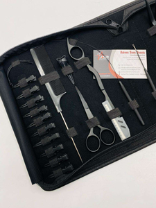 Kit d'outils pour extensions capillaires micro-anneaux noirs et pince à presser en acier inoxydable avec logo personnalisé, ciseaux, peigne, outil à boucle et étui - Product Image 3