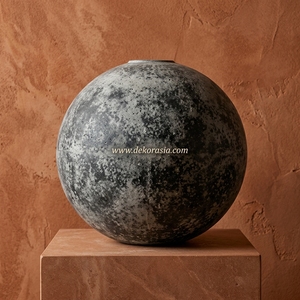 Vase sphérique artisanal en céramique noire rustique Pelota S, pot décoratif pour table, vente en gros - Product Image 4