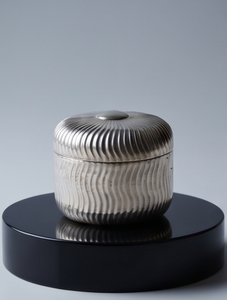 Boîte de rangement de luxe en métal argenté, ronde, pour fruits secs et dates, avec corps cannelé en spirale, couvercle à motif soleil et bouton plat - Product Image 2