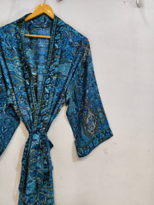 Kimono vintage de seda con patchwork de sari, túnica larga para cubrir el bikini, ropa de dormir, hecho a mano en India con seda de sari reciclada. - Product Image 2