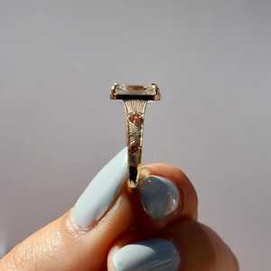แหวนเพชรแล็บทรงเอเมอรัลด์ 2 กะรัต, แหวนทอง 14K ลายสลักลายรัศมีพระอาทิตย์, แหวนหมั้นประดับไพลินสีชมพูสไตล์อาร์ตเดโคสำหรับเธอ - Product Image 4