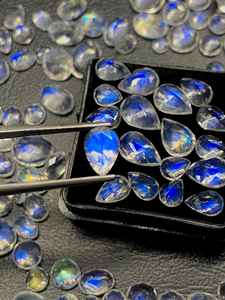 Lote de Piedras Preciosas de Piedra Lunar Arcoíris Blanca Facetada con Destello Azul, Calibradas, Sueltas, de 3x5mm a 8x10mm - Product Image 3