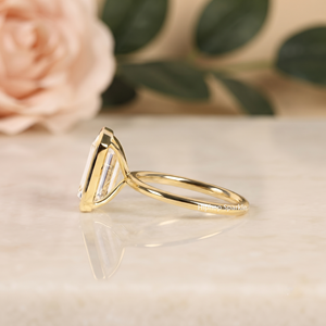 Anillo de compromiso de plata de ley chapado en oro amarillo con moissanita de corte esmeralda y engaste de puntas, joyería de moda para mujer - Product Image 4