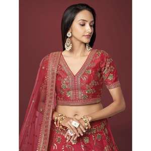 Lehenga choli ผ้าไหมปักสีแดงเสน่ห์แบบดั้งเดิมกับเสื้อสำหรับงานแต่งงาน - Product Image 3