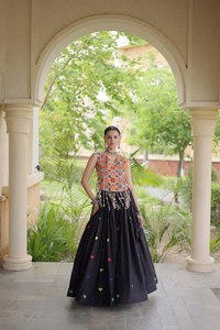 Hermoso Lehenga Choli Negro de Diseñador con Conjunto de Lehenga para Mujer, con Trabajo de Espejos, para Navratri, Garba, Festivales, Bodas y Fiestas - Product Image 1