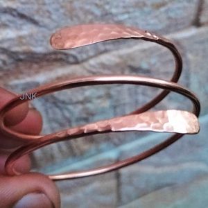 Bracelet manchette en cuivre fait main, finition martelée rustique, design enroulé de fil, bijoux - Product Image 1