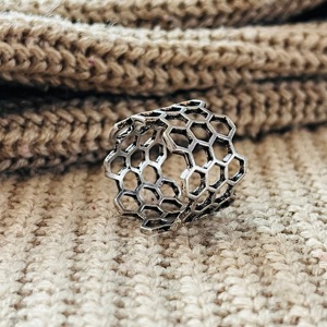 Anillo Geométrico de Panal de Abeja, Anillos Boho de Latón para Mujer, Acabado Plateado Oxidado, Hexágono Tribal - Product Image 1