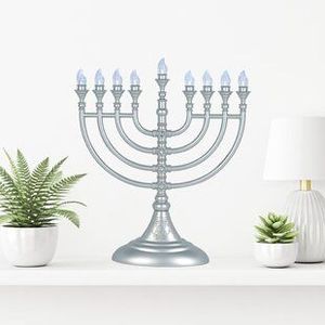 Magnifiques Chandeliers Menorah Artisanaux Décoratifs pour la Maison – Présentoir de Table Religieux de Qualité Supérieure pour la Célébration de Hanouka en Métal - Product Image 2