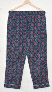 Ensemble de pyjama élégant en coton imprimé à la main avec chemise boutonnée et col cranté, pantalon assorti à coupe droite - Product Image 2